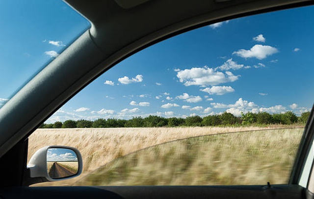 Hạ cửa sổ quá thấp khi xe đang chạy ở tốc độ cao