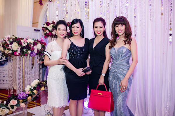 á hậu Thu Hương kỉ niệm ngày cưới 