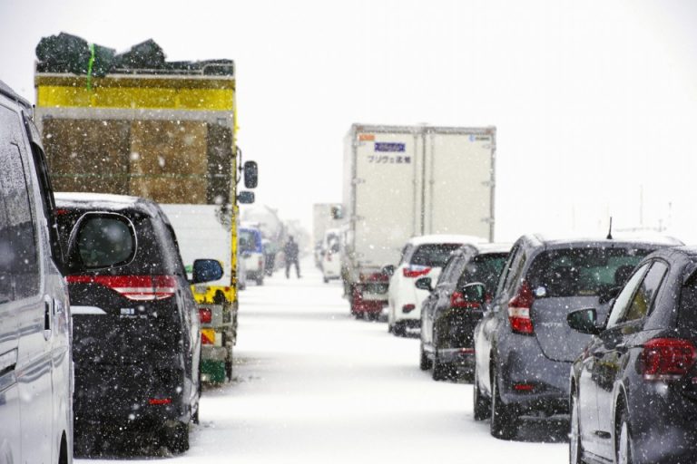 Bão tuyết gây tắc nghẽn giao thông nặng nề tại Nhật