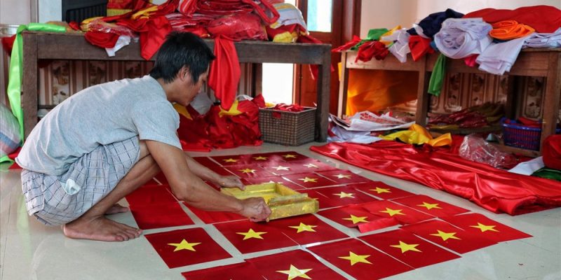 Làng nghề “may cờ Tổ quốc” nằm trên vùng đất thủ đô Hà Nội