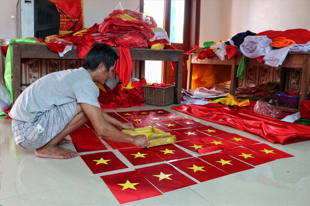 Làng nghề “may cờ Tổ quốc” nằm trên vùng đất thủ đô Hà Nội