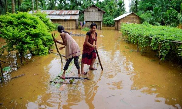 phụ nữ vượt lũ lụt