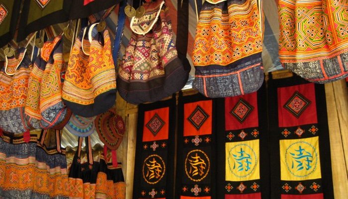 Màu sắc văn hóa Mai Châu, Hòa Bình - Dệt thổ cẩm hoa ban