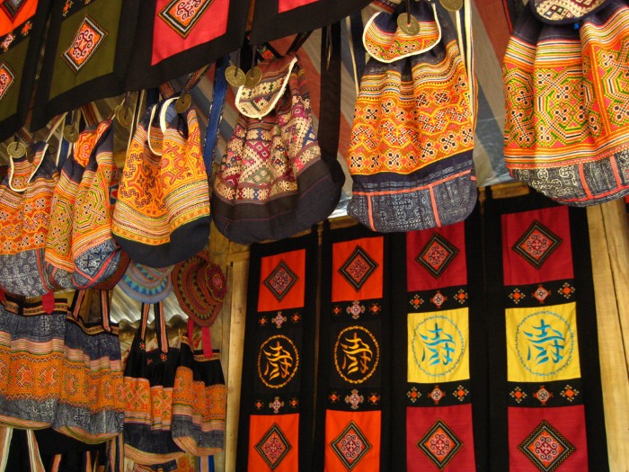 Màu sắc văn hóa Mai Châu, Hòa Bình – Dệt thổ cẩm hoa ban