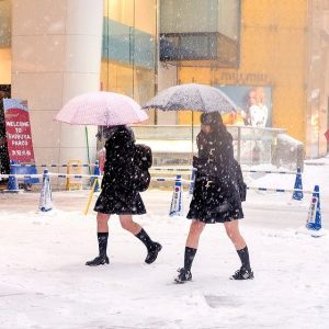 Chuyện nữ sinh Nhật vẫn mặc váy ngắn đến trường không phải là lạ dù nhiệt độ xuống thấp