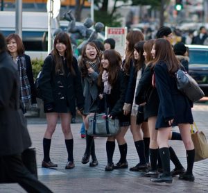 Dù thời tiết nóng bức hay lạnh giá, nữ sinh Nhật Bản vẫn thường diện váy ngắn đến trường