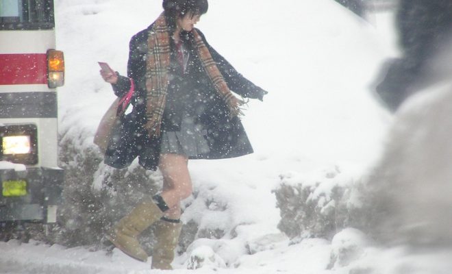 Nữ sinh Nhật mặc váy ngắn đi học, bất chấp thời tiết